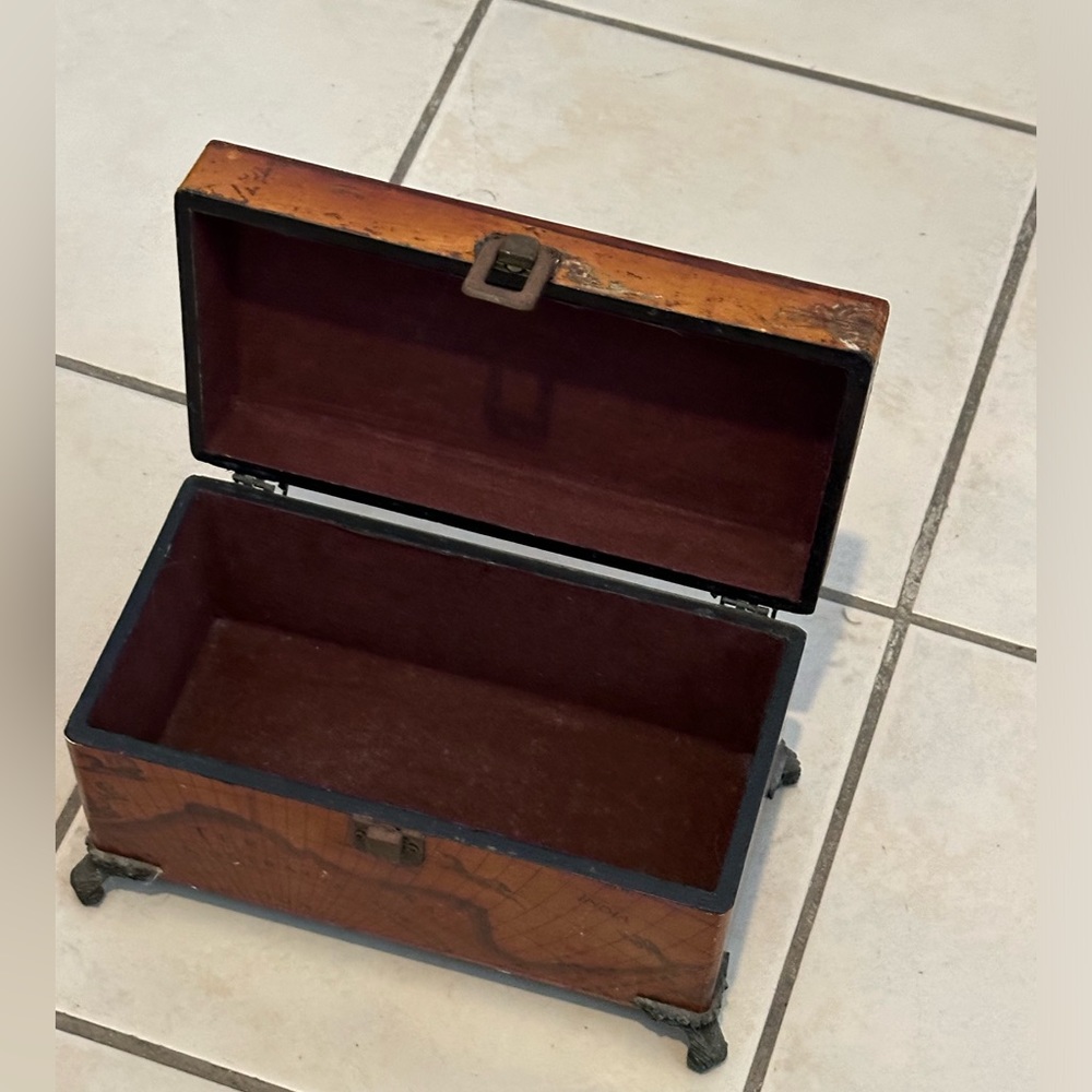 Antique chest - Picture 2 of 15
